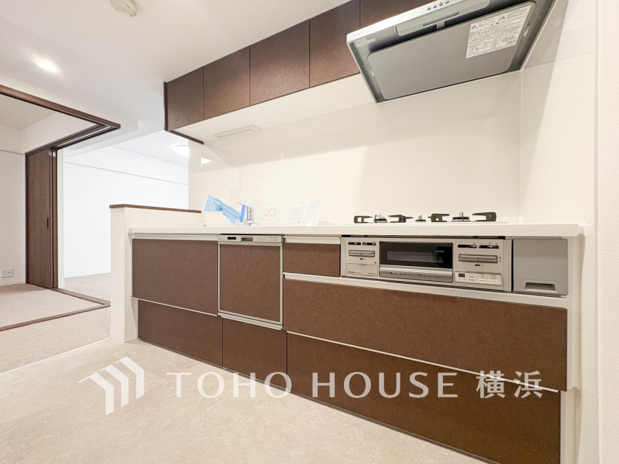 作業に集中しやすい独立型のキッチン。新規交換されたシステムキッチンの清潔感あふれる空間です。
