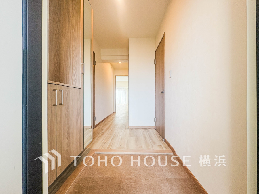 清潔感溢れる玄関がお出迎えする本邸宅の物語は、ここから始まる日常を期待させます。この場所には「希望」と「優越」で包み込んでくれる「特別」な空間があります。