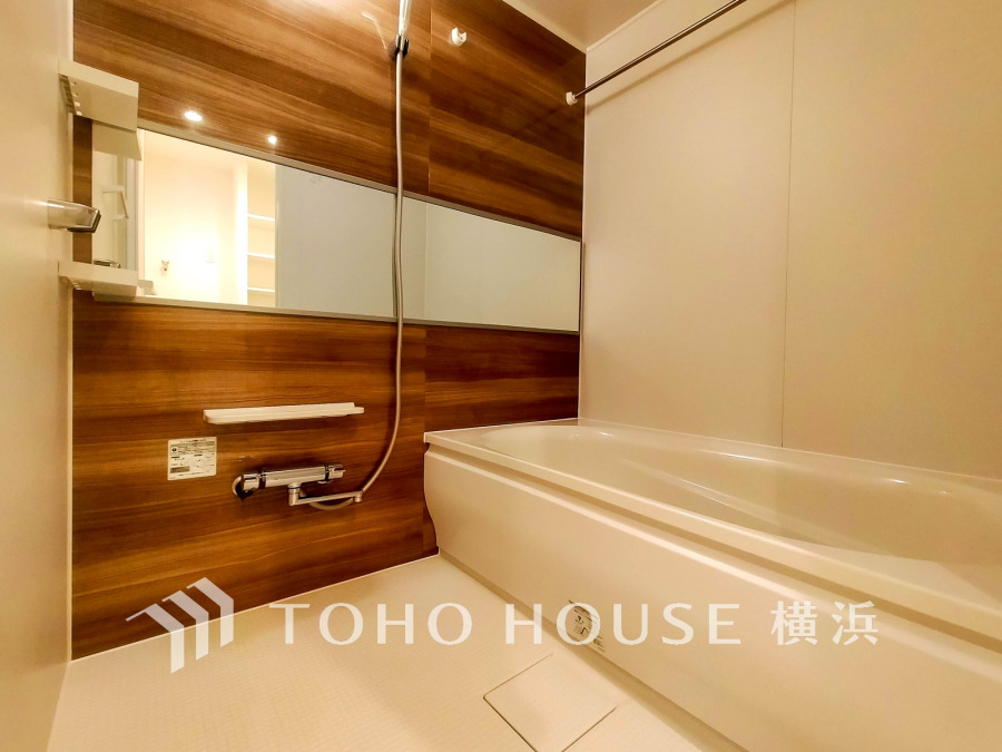 心地よいリラックスを叶える清潔感溢れる美しい空間。快適で機能的なバスルームです。
