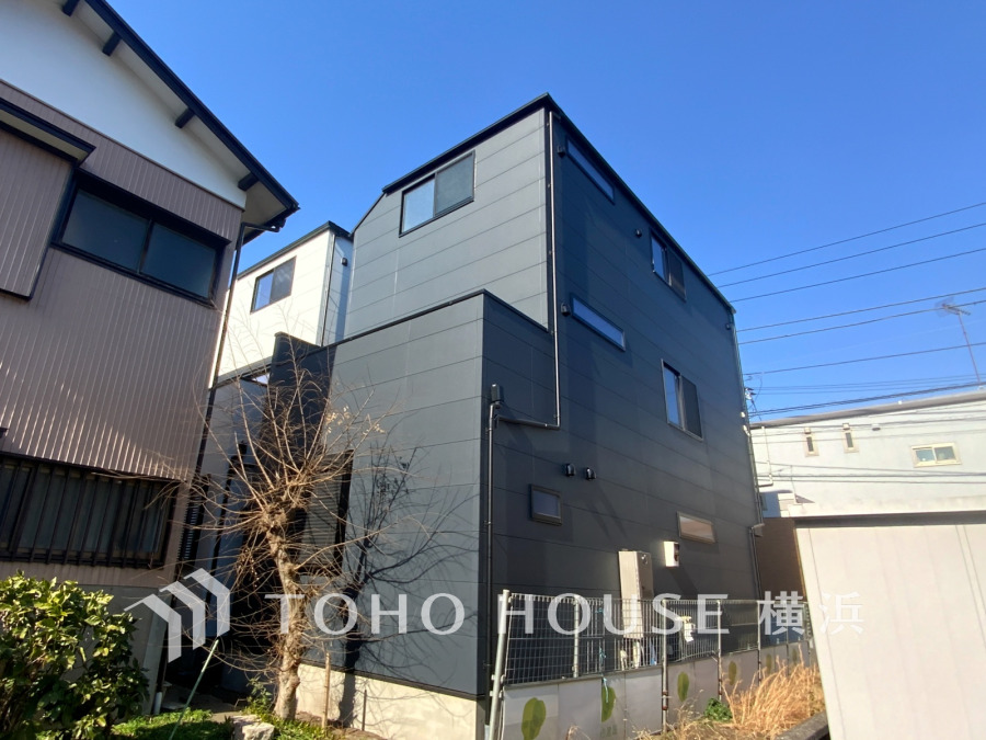 時代の流れに惑わされないシックなカラートーンで街並みに溶け込む外観は、主張し過ぎず、また平凡になり過ぎず絶妙なコントラストで輝きを放ちます。