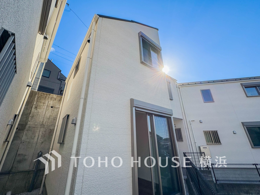 その邸が魅せる、気品・上質・重厚感・極細やかさ、そのすべては訪れた者に安らぎと品性を与える特別な空間です。ここに住むからこそ意味がある。すべての（始まり）をここから迎えます