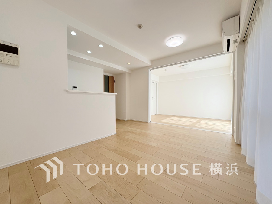 陽光が差し込む明るいリビングと隣接の洋室で、開放感あふれる快適な住空間を実現しています。