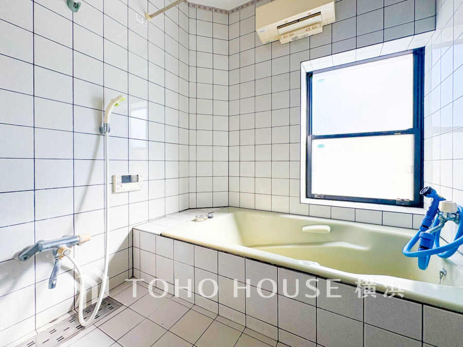 【2026年3月撮影】心地よいリラックスを叶える清潔感溢れる美しい空間。快適で機能的なバスルームです。
