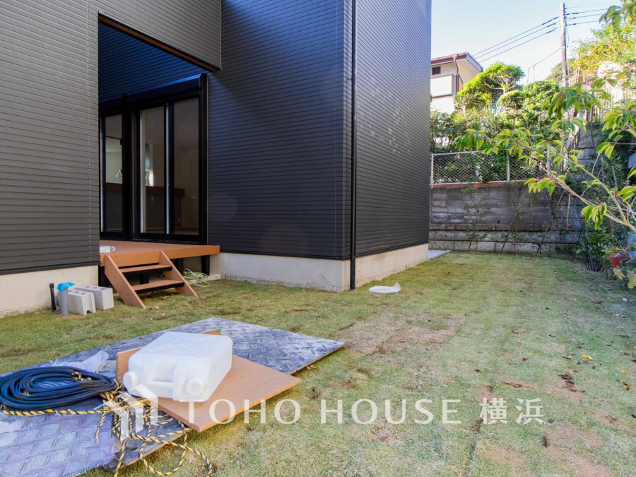 シンボルツリーを愛でる暮らし。プライベート感のあるゆったりとしたお庭で、土に触れ太陽を感じる時間。健やかな毎日をここから。