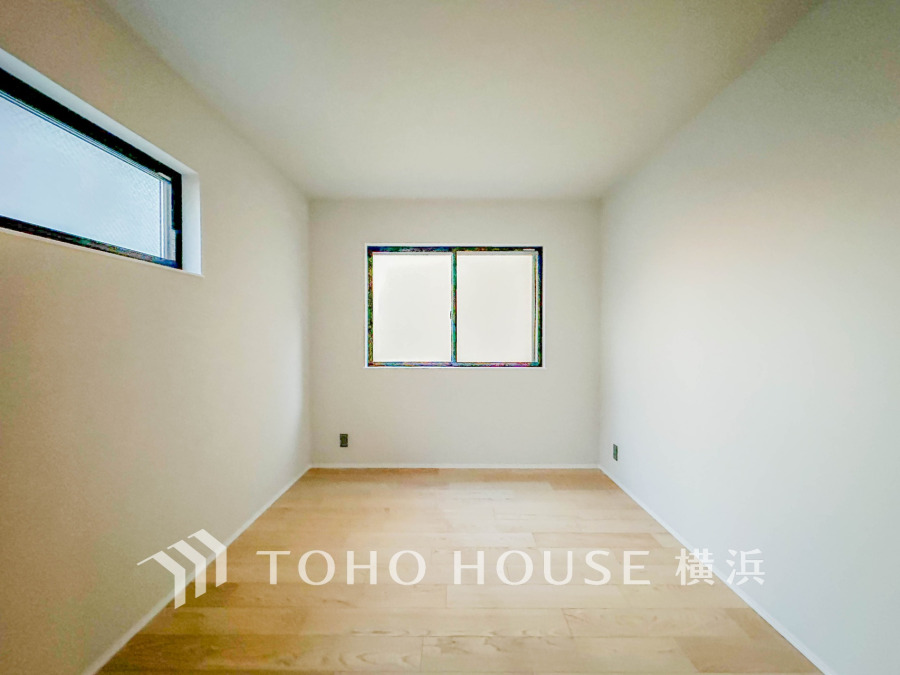 大きな窓からたっぷりと陽光が注がれる明るい空間。家族の成長に対応できる永住仕様の間取り。時を忘れて過ごす場所として過ごせるお部屋。