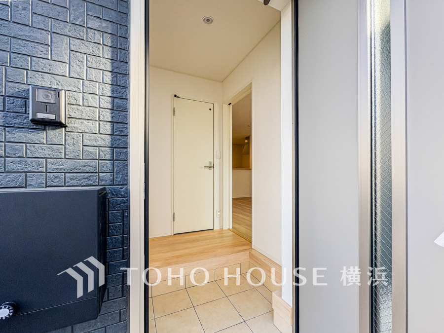 清潔感あふれる玄関は、広々としたタイル床でゆったりとした印象を与えます。明るい室内へとつながる動線も魅力です。