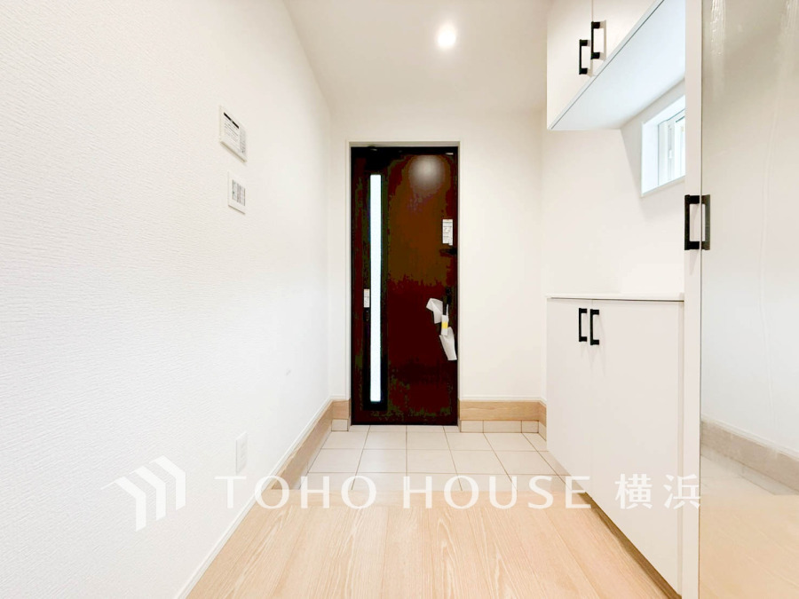 上質感漂う明るい玄関。居住者の帰り、訪れる方を優しく迎える・安らぎに満ちた生活空間を予感させる。健やかな暮らしを楽しめそう