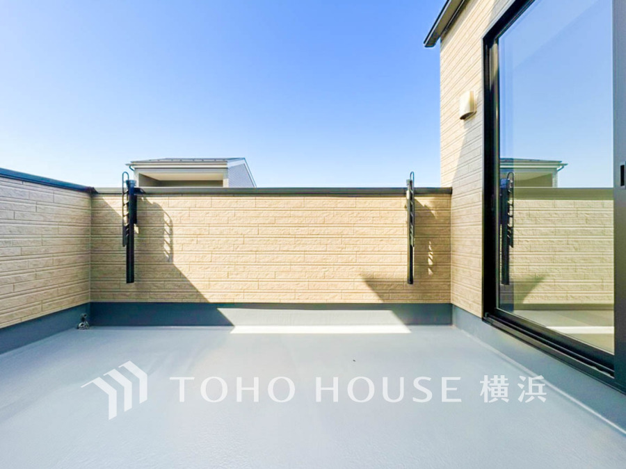 暮らしの中で光と風を演出してくれるバルコニー、見事なまでの開放的な空間を演出しながら、プライベート性も確保された空間は我が家の自慢です。