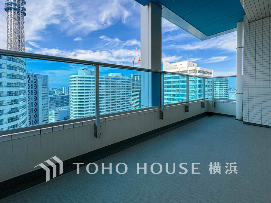 【横浜】の街の風景を広く一望できる魅力の眺望は、開放的でお住まいの価値の一つでもあります。朝も昼も夜も異なった表情を見せる街の風景は、心豊かな毎日を彩ってくれることでしょう。