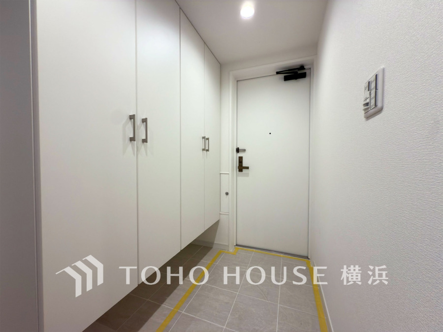 上質感漂う玄関と廊下。居住者の帰り、訪れる方を優しく迎える・安らぎに満ちた生活空間を予感させる。健やかな暮らしを楽しめることでしょう。