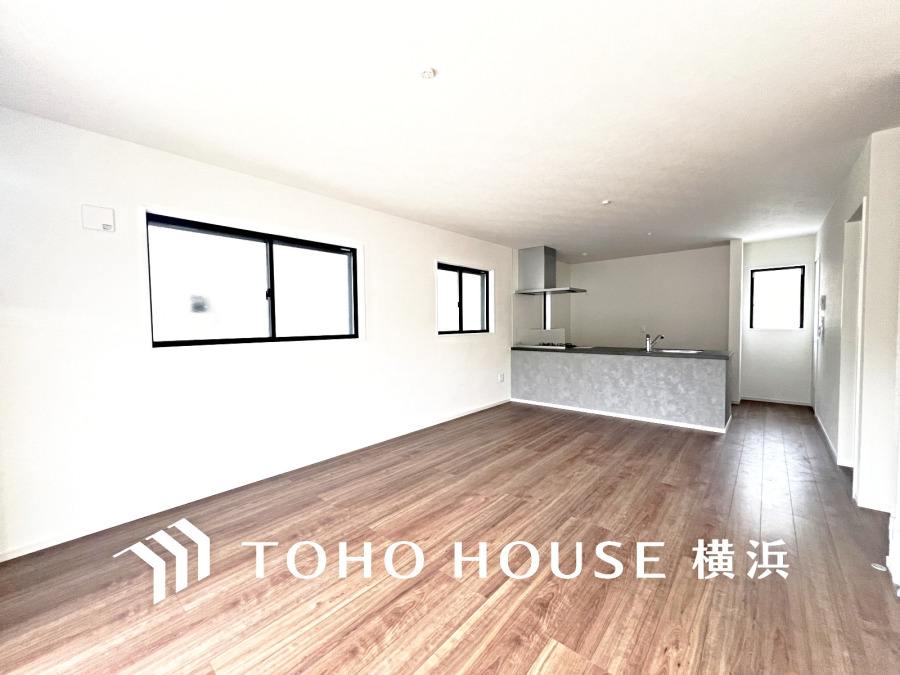 広々としたリビングダイニングは、シックでモダンな内装。落ち着いた雰囲気に包まれて、伸びやかな空間の中で、ゆったりと家族団らんのひとときを過ごせます。