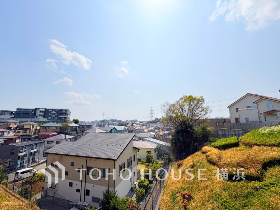 陽当り良好な南傾斜の開放感あふれる眺望。穏やかな街並みが広がります。