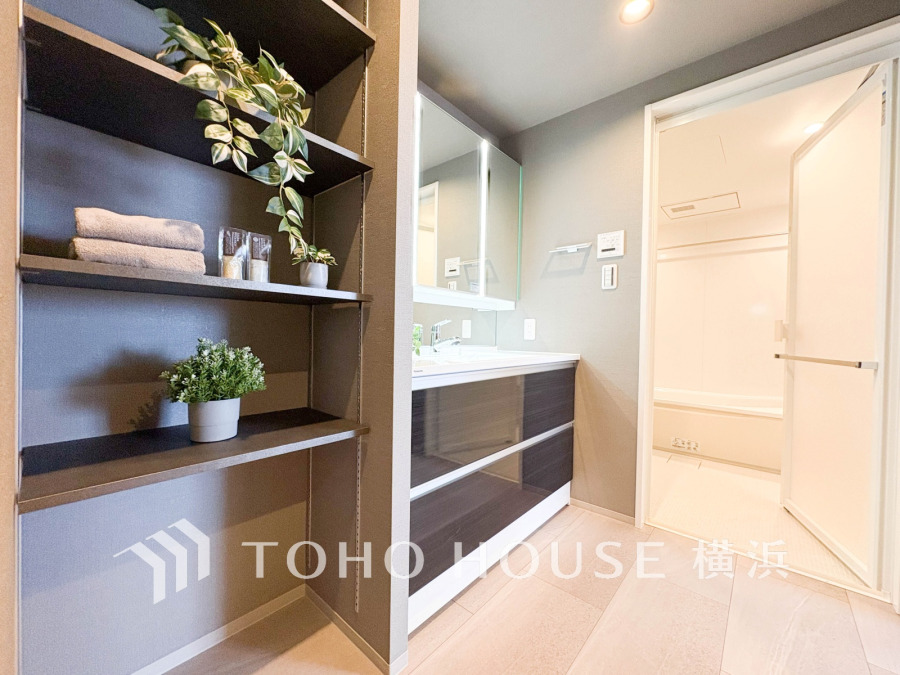 ゆったり落ち着いてお使い頂ける広さが魅力の洗面所。収納も充実しています。
