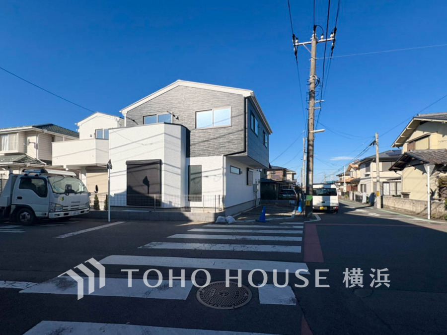 落ち着きある街並みの閑静な住宅街に誕生した2棟の新築のお住まい。