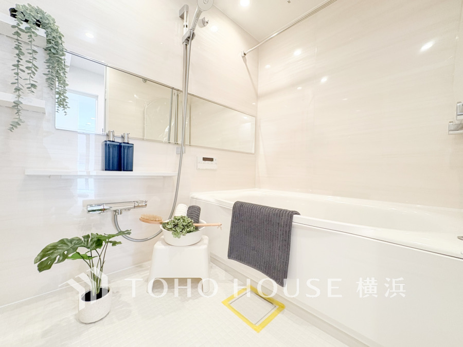 快適な使い心地とゆとりある空間が1日の疲れを解きほぐすバスルーム。空間も浴槽もゆったりのびのび使えるゆとり設計。広く感じるゆとり設計で快適なリラックスタイムを過ごせます。