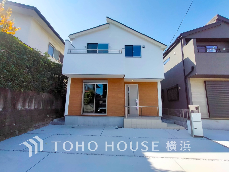 堂々たる趣ながら、主張し過ぎずどこか余裕を感じさせるシャープなフォルムで佇む邸宅は、晴天の空と照らし合わせる事で、本来あるべき完成形の姿を見せてくれます。 