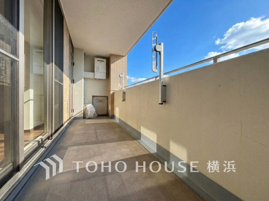 陽当たり良好な広々バルコニー。洗濯物もたっぷり干せる快適な屋外スペースです。