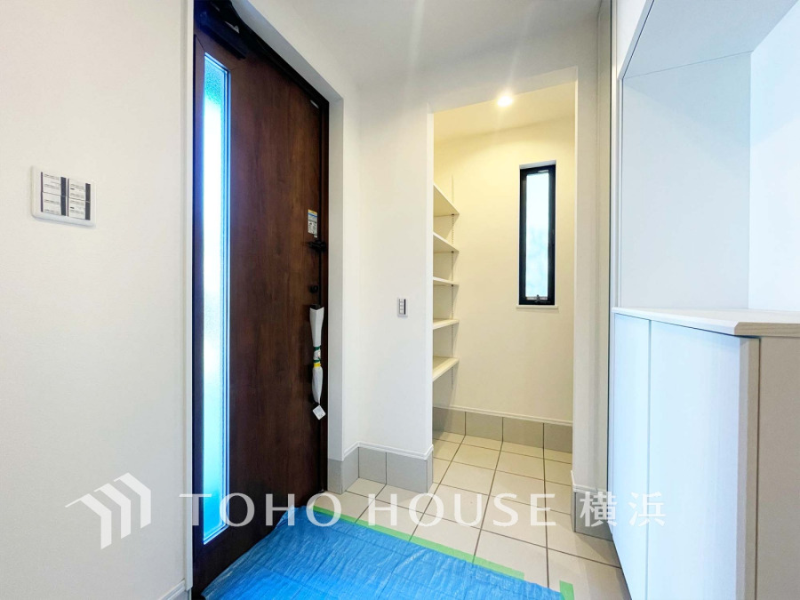 清潔感溢れる玄関がお出迎えする本邸宅の物語は、ここから始まる日常を期待させます。この場所には「希望」と「優越」で包み込んでくれる「特別」な空間があります。