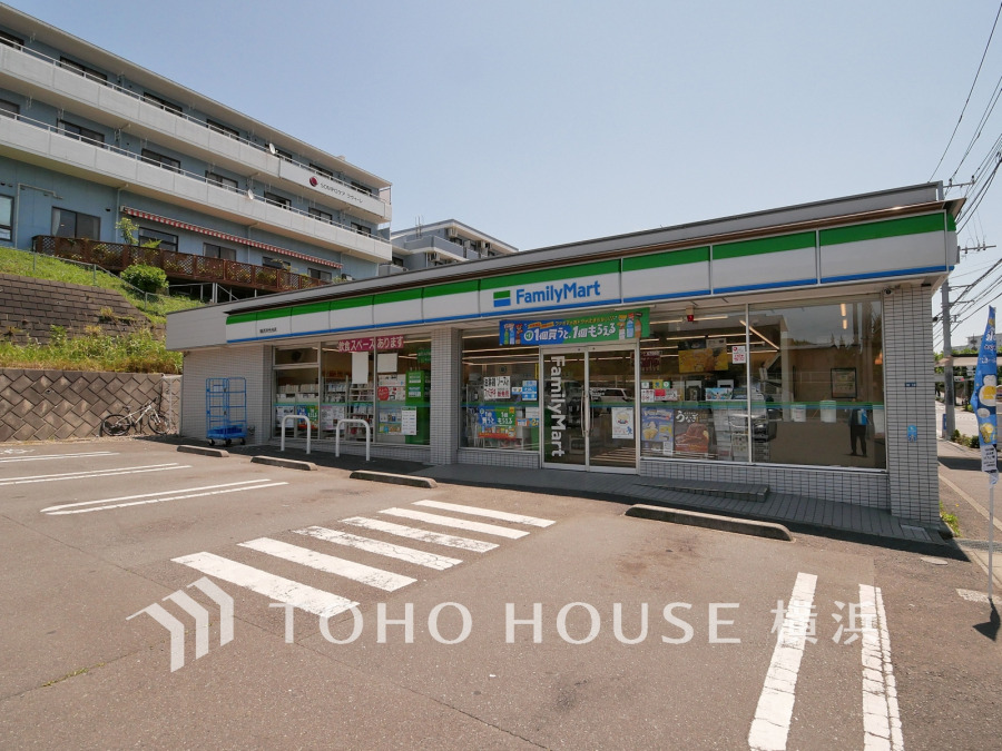 ファミリーマート横浜洋光台店…約240ｍ
