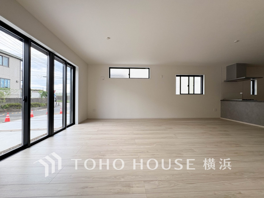 明るく開放的な空間が広がるLDK。室内には豊かな陽光が注ぎ込み、爽やかな住空間を演出。ホームパーティーでもゲストと一緒に料理を楽しみながら楽しい時間を過ごせそう。