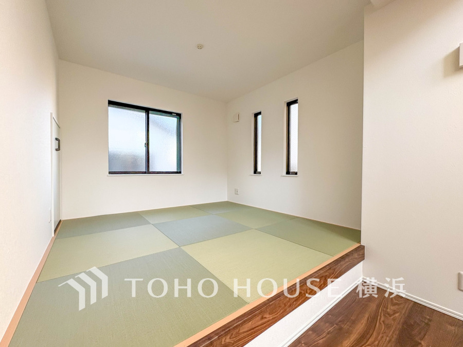 落ち着いた和の空間を演出する畳コーナー。足を伸ばして寛げる心地よいスペースです。