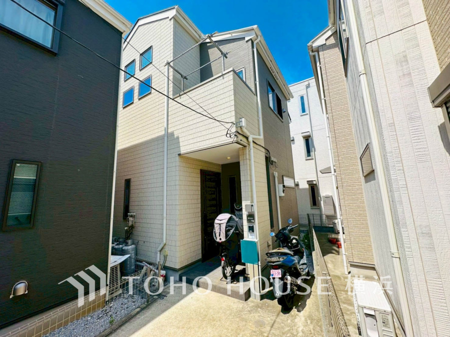 【2026年8月下旬撮影】高天井を確保したスタイリッシュな2階建て住宅です。