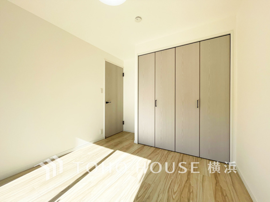 明るい日差しが差し込む洋室。大容量クローゼットで収納も充実しています。