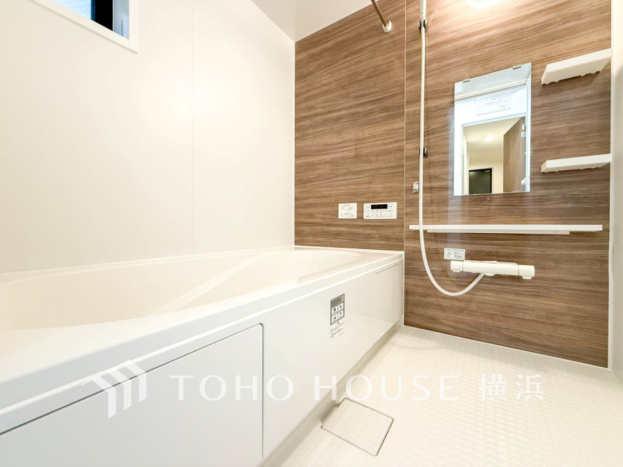 1日の疲れを癒すバスルームは、心地よいリラックスを叶える清潔感溢れる美しい空間です。心からゆったりと寛いでいただけるよう、ゆとりのスペースを確保してます。