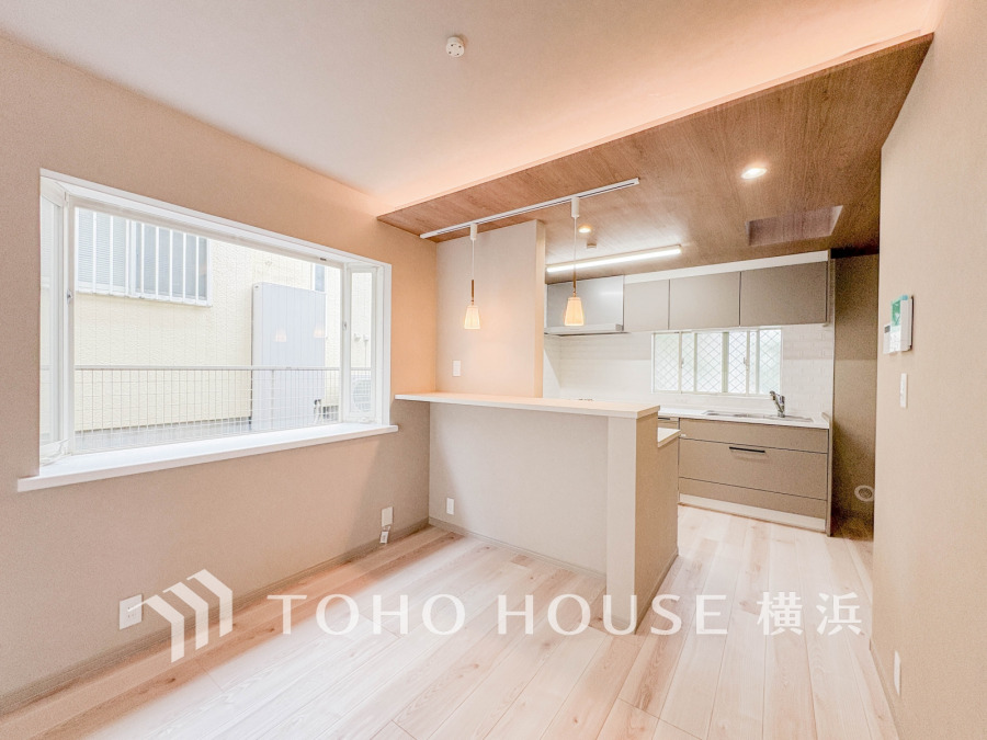 広々としたリビングダイニングは、シックでモダンな内装。落ち着いた雰囲気に包まれて、伸びやかな空間の中で、ゆったりと家族団らんのひとときを過ごせます。