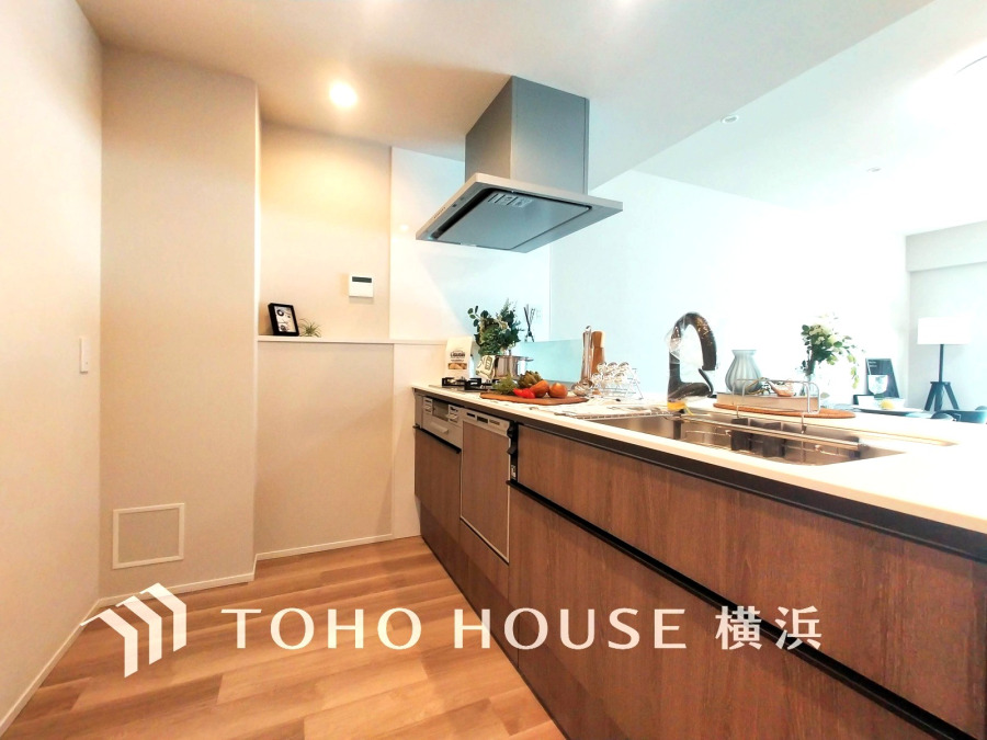 スタイリッシュな対面キッチンを採用。リビングが見渡せるので、お子様を安心して遊ばせながら家事ができ、リビング学習をするお子様にも声がかけやすい自然な距離感。 