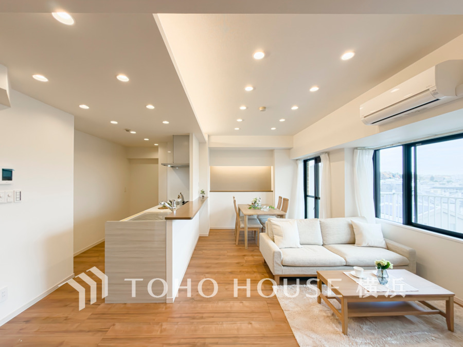 開放感あふれるリビングダイニングは大きな窓から自然光がたっぷり入り、家族の憩いの空間に最適です。