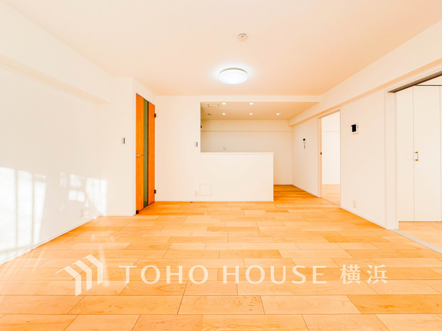 広々としたリビングダイニングは、シックでモダンな内装。落ち着いた雰囲気に包まれて、伸びやかな空間の中で、ゆったりと家族団らんのひとときを過ごせます。