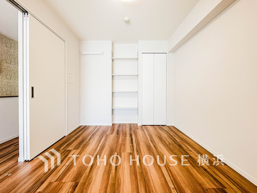 明るい木目調フローリングが心地よい居室。収納棚とクローゼット完備で、お子様の成長に合わせた使い方が広がります。