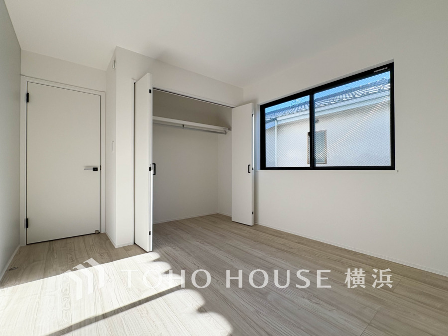 明るい陽光が差し込む居室は、お子様の成長に合わせて様々に活用できます。たっぷり収納できるクローゼットで、お部屋をいつもすっきりと保てます。