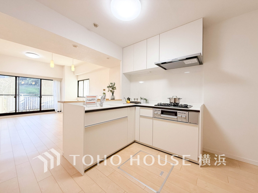 明るい陽射しが差し込む、開放感あふれる対面式キッチンのあるリビングダイニング空間です。