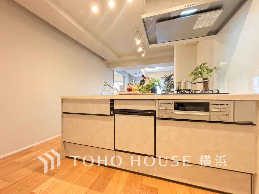 家事動線やリビングとのつながりに配慮し、食事の準備や片付けなどの家事を楽しくするキッチンスペースに仕上げました。毎日使う場所だから気持よく使えて、居心地の良い空間に。