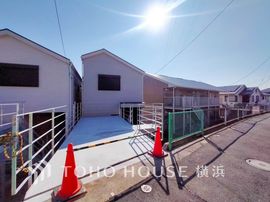 陽当たり良好な駐車スペース付きの新築戸建。閑静な住宅街に位置し、健やかで落ち着いた暮らしを愉しめるロケーション。