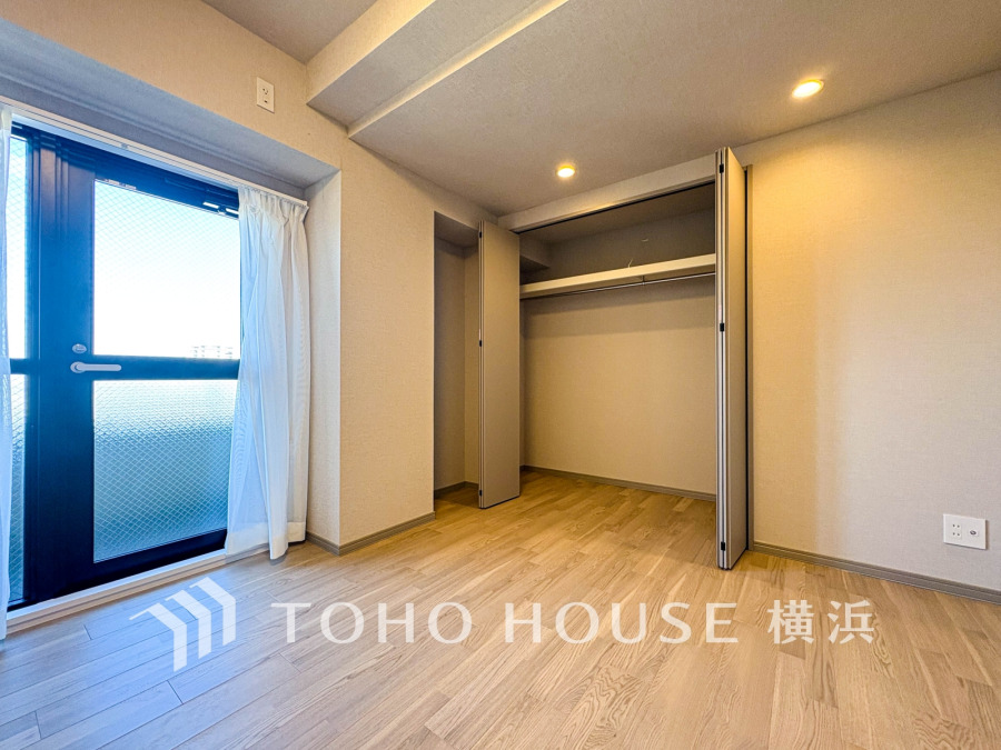 明るい自然光が差し込む洋室は、大容量クローゼットとバルコニー付きで快適な生活空間を実現します。