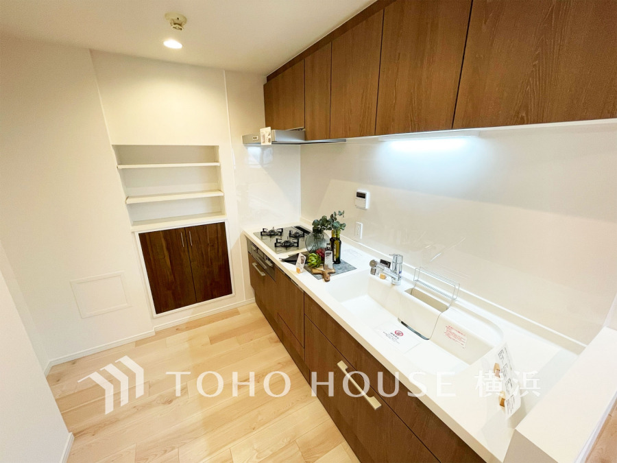 作業に集中しやすい独立型のキッチン。新規交換されたシステムキッチンの清潔感あふれる空間です。
