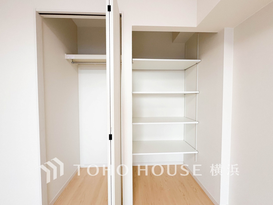整理しやすい可動式棚とハンガーパイプ付きの収納スペースで、使い勝手の良い収納環境を実現しています。