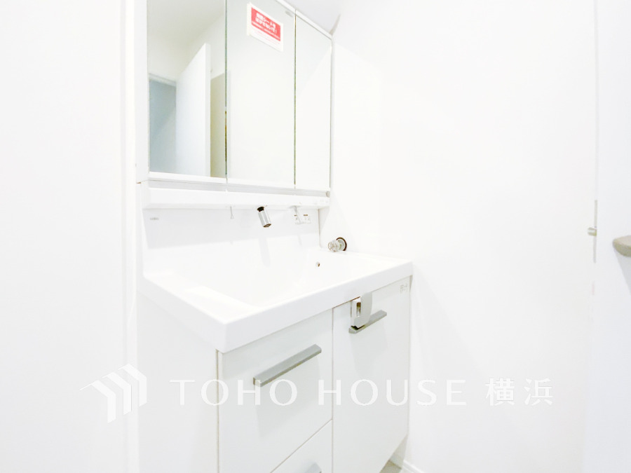 十分な大きさの洗面台は収納もさる事ながら、身だしなみチェックや歯磨きなど、朝の慌ただしい時間でもホテルライクなスペースで余裕とゆとりを感じて頂けます。