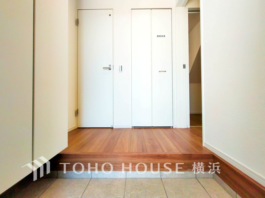 お客様をお迎えする玄関は落ち着いた雰囲気。帰り着くたびに洗練されたテイストの空間に迎えられ誇りと喜びを感じる玄関まわりです。 