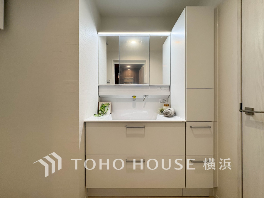 十分な大きさの洗面台は、身だしなみチェックや歯磨きなど、朝の慌ただしい時間でも余裕とゆとりを感じて頂けます。