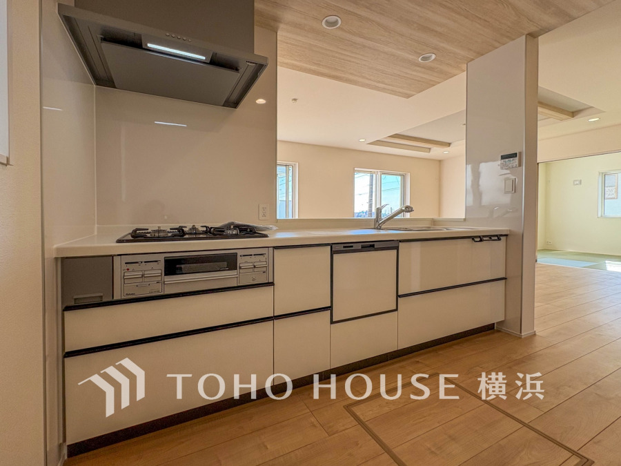 家事動線やリビングとのつながりに配慮し、食事の準備や片付けなどの家事を楽しくするキッチンスペースに仕上げました。毎日使う場所だから気持よく使えて、居心地の良い空間に。