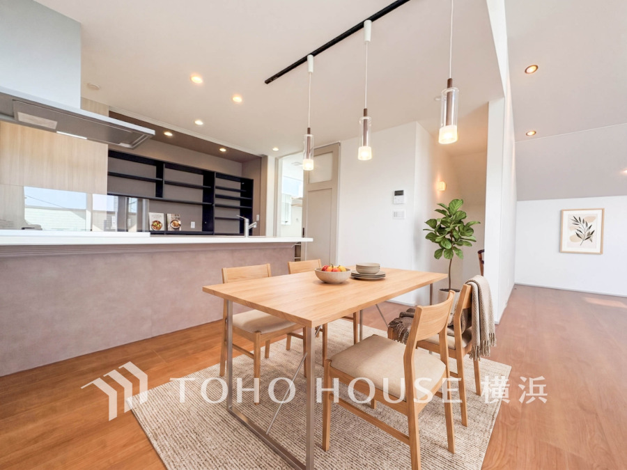 木の温もりを感じるダイニング。対面キッチンで家族の会話が弾む、明るく開放的な空間です。※生成AIによるイメージです。家具・小物は販売価格に含まれません。