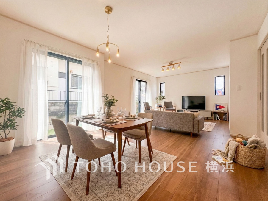 太陽の恵みを受けた明るい空間。吹きぬける風を感じながら爽やかで風通しの良い暮らしが叶います。（家具・装飾品はAI加工です）
