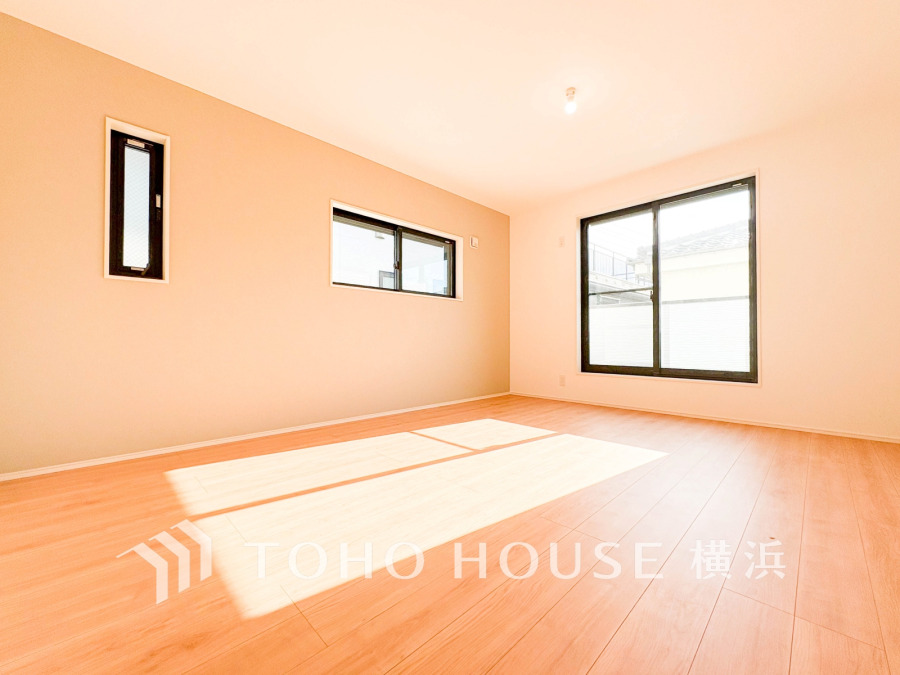 南向きの大きな窓から陽光がたっぷり差し込む、明るく開放的なリビング空間です。