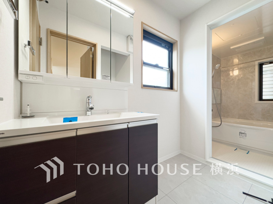 脱衣スペースを含む空間はゆとりの広さを設け、また洗面化粧台にも収納スペースを設ける事により、散らかりやすい洗面スペースをスッキリ保てます。