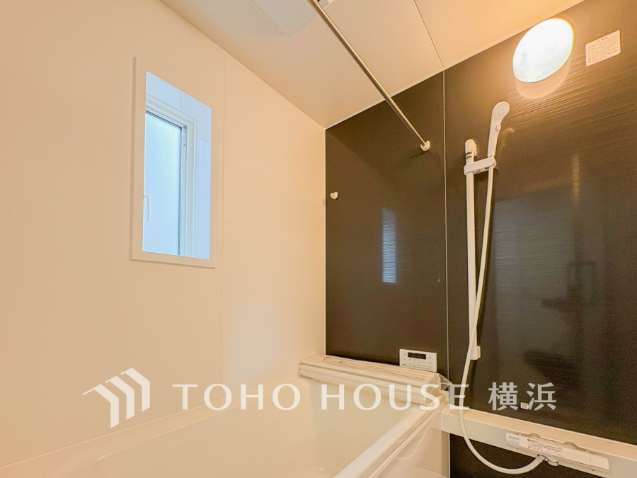 掃除のしやすさ・収納の便利さなど、おふろを使う人、お手入れする人、みんなにとっての「しあわせ性能」を追求したバスルームを採用いたしました。