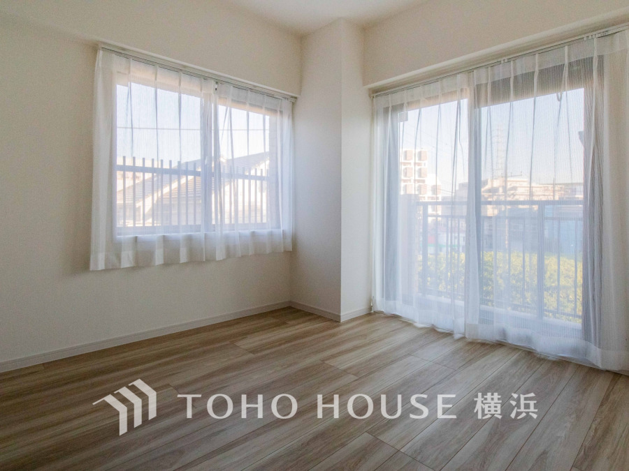 大きな窓からは快適な光を取り入れ、通気性能を上げる事で居心地の良い空間を演出します。多くの時間を過ごす住まいだからこそ、いつも快適な場所であるように心掛けています